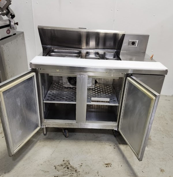 Double hinge door refrigerated electric salad prep table